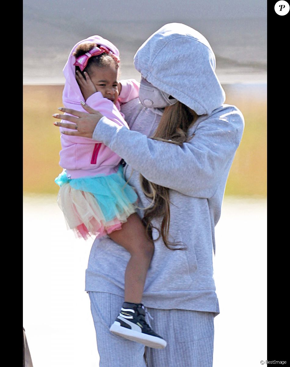 Exclusif - Beyoncé et sa fille Blue Ivy arrivent en jet privé dans les Hamptons à New York le 19 juin 2020. Elles portent des masques pour se protéger de l'épidémie de Coronavirus (Covid-19).