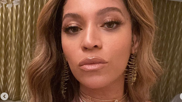 Beyoncé : Son styliste en roue libre ? Elle dévoile un nouveau look périlleux à la Austin Powers