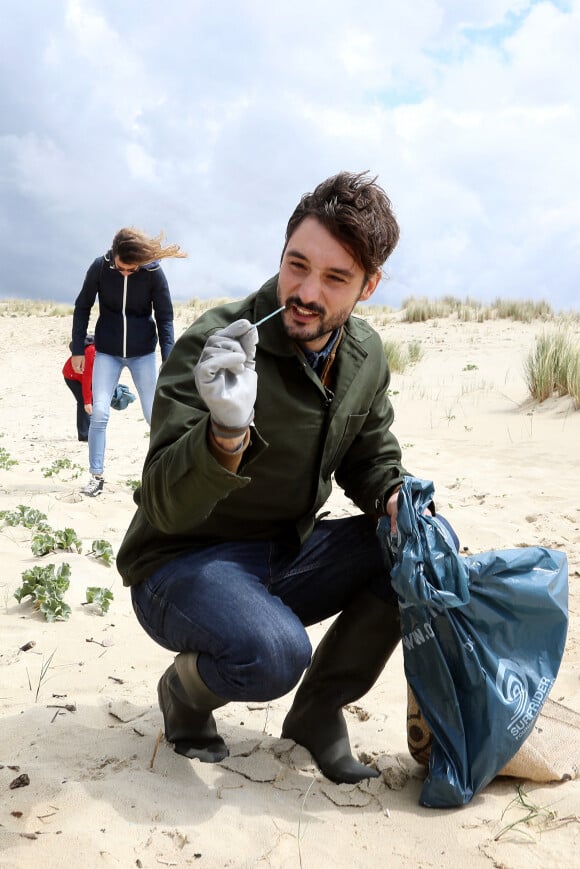 Jérémy Frérot, accompagné d'une trentaine de bénévoles, a décidé cette année de lancer une opération de nettoyage de plages. Le 3 Mai 2019. © Patrick Bernard/ Bestimage