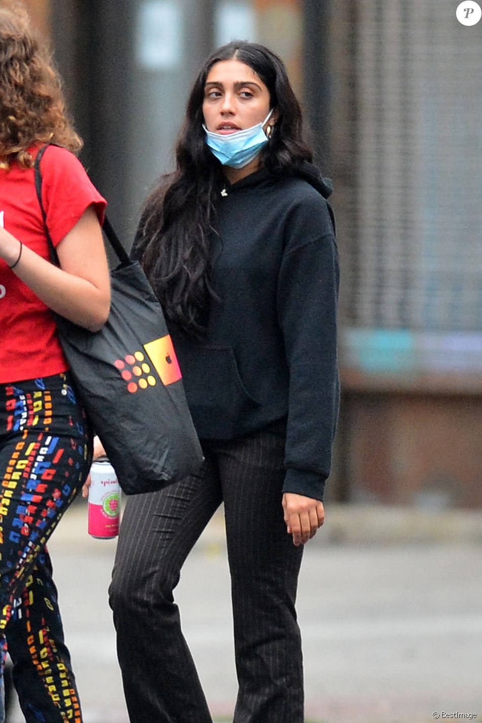 Exclusif - Lourdes Leon, la fille de Madonna, se promène à New York avec des amies le 18 juin 2020.