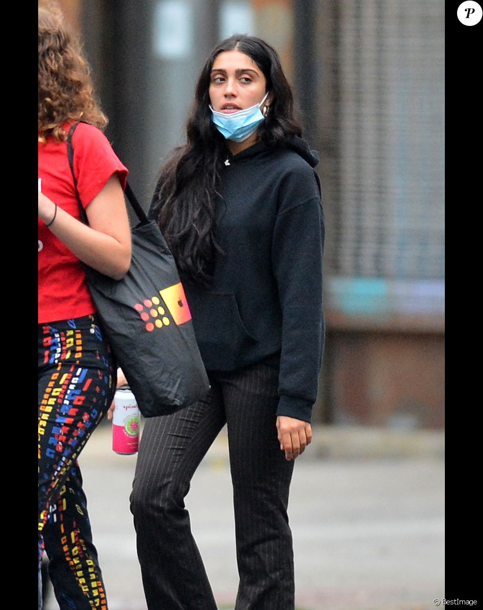 Exclusif - Lourdes Leon, la fille de Madonna, se promène à New York avec des amies le 18 juin 2020.