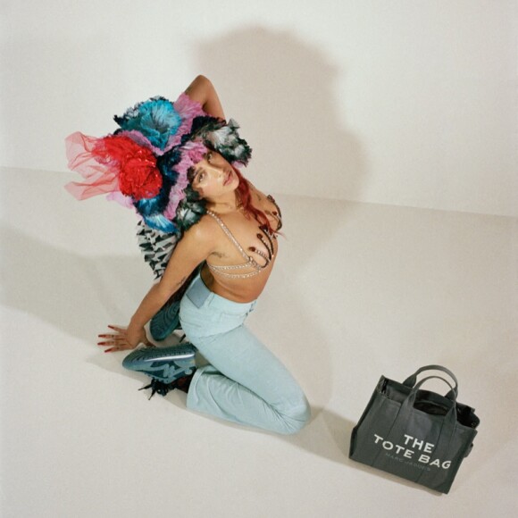 Lourdes Leon figure sur la campagne publicitaire de Marc Jacobs, saison printemps-été 2021.