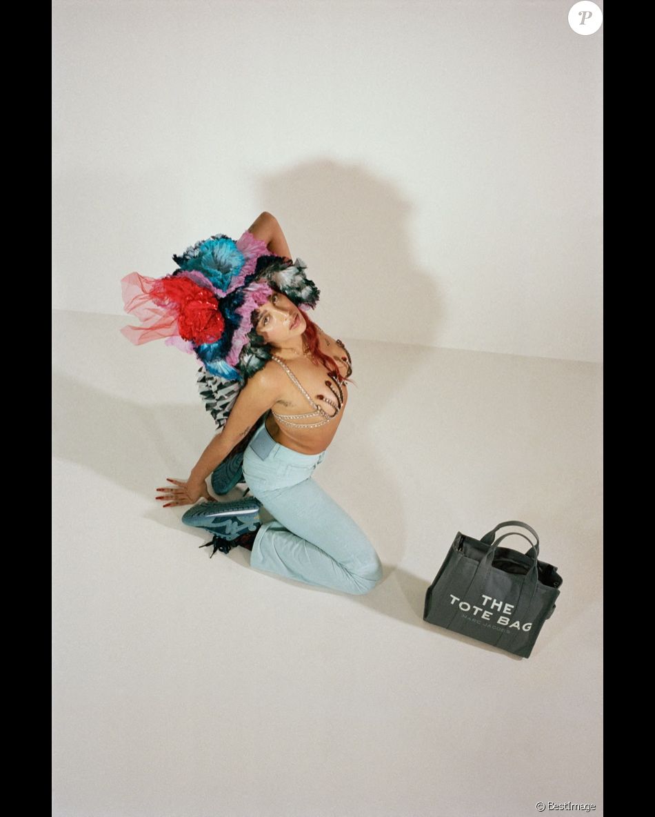 Lourdes Leon figure sur la campagne publicitaire de Marc Jacobs, saison printemps-été 2021.