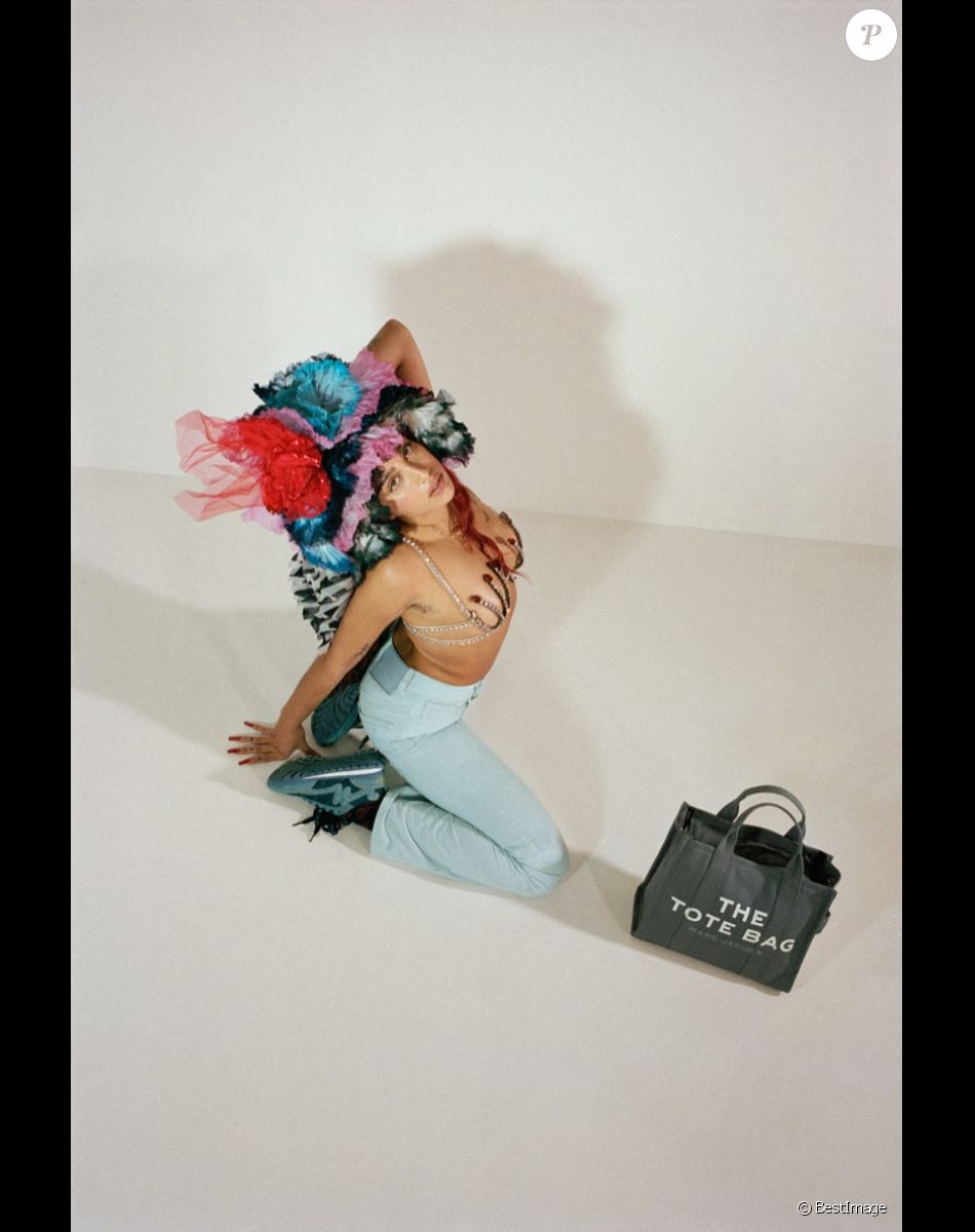 Lourdes Leon figure sur la campagne publicitaire de Marc Jacobs, saison printemps-été 2021.