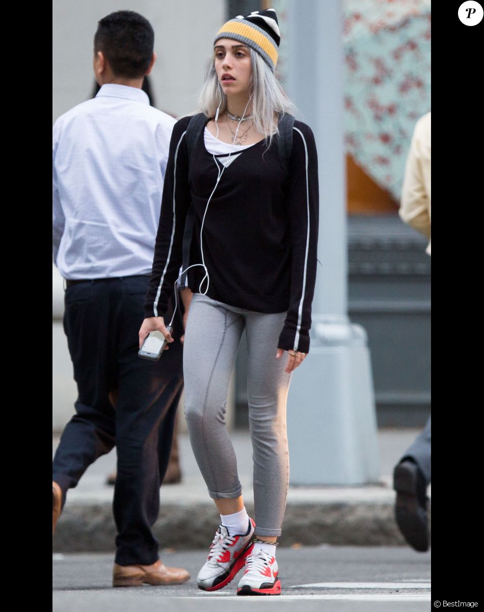 Exclusif - Lourdes Leon (fille de Madonna) arbore un nouveau look dans les rues de New York! Le 18 mai 2015