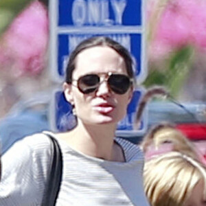 Exclusif - Angelina Jolie font du shopping avec ses enfants Shiloh et Pax à Glendale. Le 10 juillet 2015