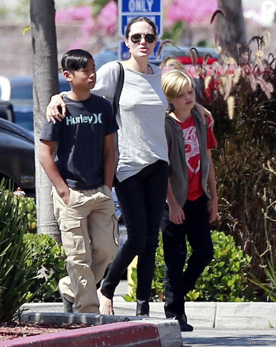 Exclusif - Angelina Jolie font du shopping avec ses enfants Shiloh et Pax à Glendale. Le 10 juillet 2015