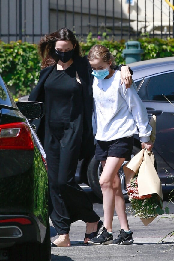 Angelina Jolie et sa fille Vivienne sont allées acheter des fleurs à Los Feliz. Le 15 avril 2021.