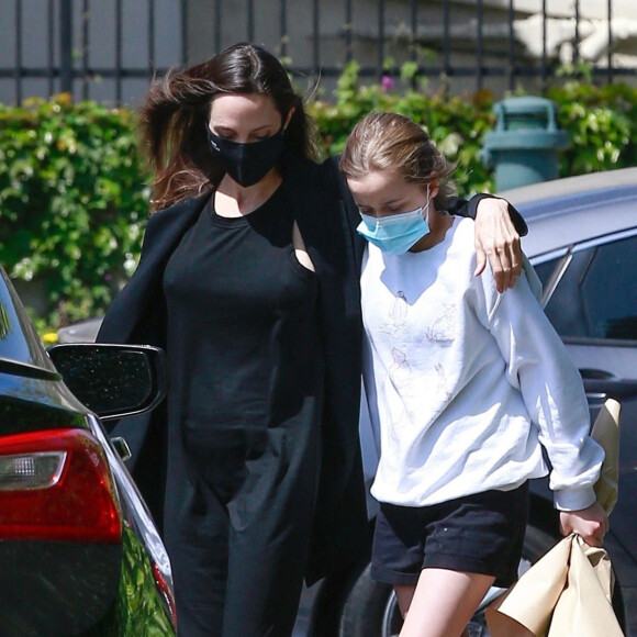 Angelina Jolie et sa fille Vivienne sont allées acheter des fleurs à Los Feliz. Le 15 avril 2021.