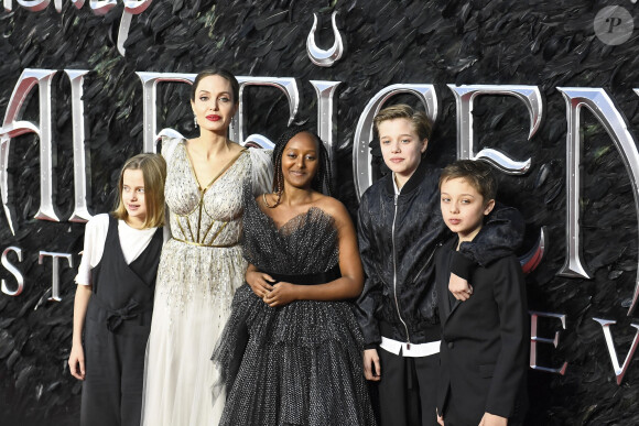 Vivienne Jolie-Pitt, Angelina Jolie, Zahara Jolie-Pitt, Shiloh Jolie-Pitt et Knox Leon Jolie-Pitt assistent à la première de "Maléfique : Le Pouvoir du Mal" à Londres. Le 9 octobre 2021.
