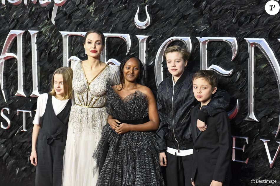 Vivienne Jolie-Pitt, Angelina Jolie, Zahara Jolie-Pitt, Shiloh Jolie-Pitt et Knox Leon Jolie-Pitt assistent à la première de "Maléfique : Le Pouvoir du Mal" à Londres. Le 9 octobre 2021.