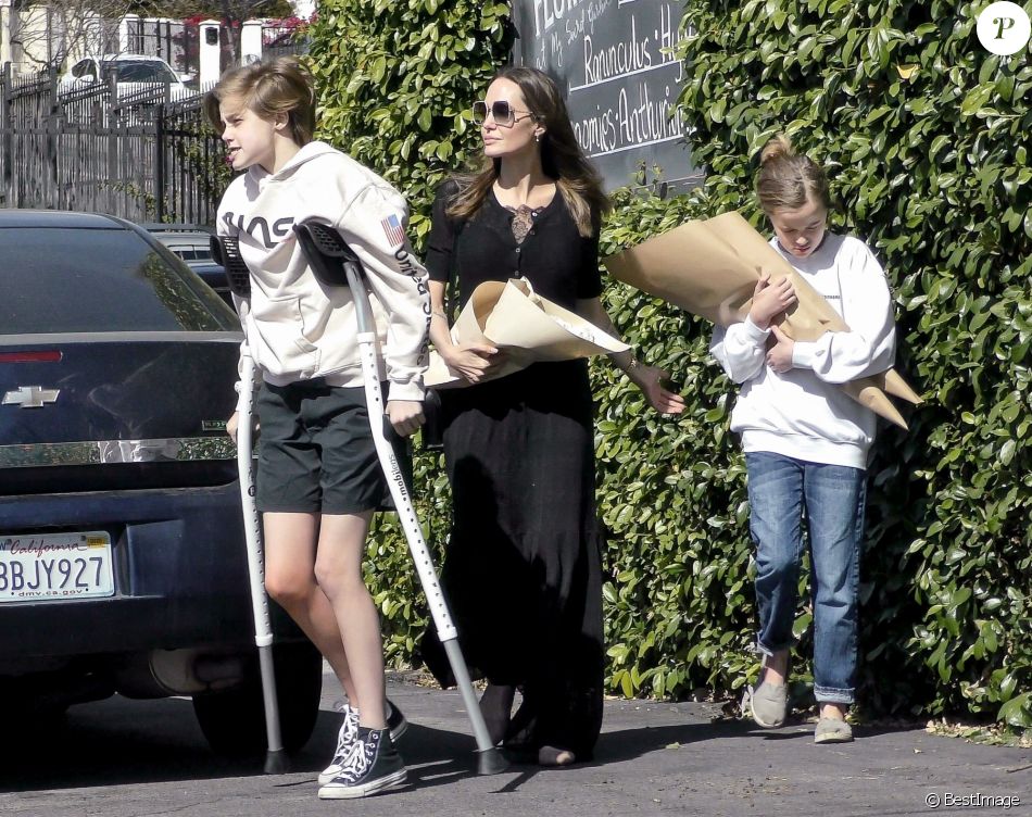 Exclusif - Angelina Jolie est allée acheter des fleurs avec ses enfants Shiloh et Vivienne dans le quartier de Los Feliz à Los Angeles. Le 8 mars 2020.