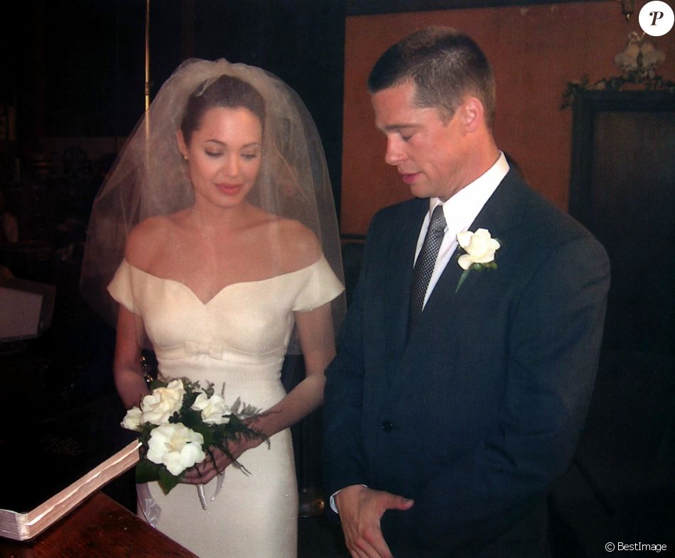 Brad Pitt et Angelina Jolie sur le tournage de "Mr et Mme Smith" le 10 juin 2005 à Pasadena. © Regency Enterprises/Entertainment Pictures/ZUMAPRESS.com / Bestimage