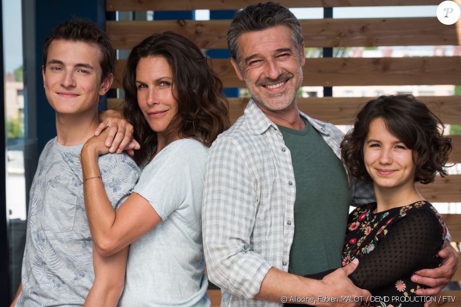 Astrid Veillon, Sarah-Cheyenne Santoni, Stéphane Blancafort et Titouan Laporte dans la série "Tandem". 2019.