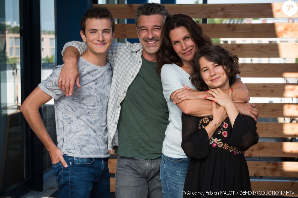 Astrid Veillon, Sarah-Cheyenne Santoni, Stéphane Blancafort et Titouan Laporte dans la série "Tandem". 2019.