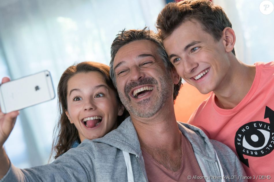 Sarah-Cheyenne Santoni, Stéphane Blancafort et Titouan Laporte dans la série "Tandem". 2018.