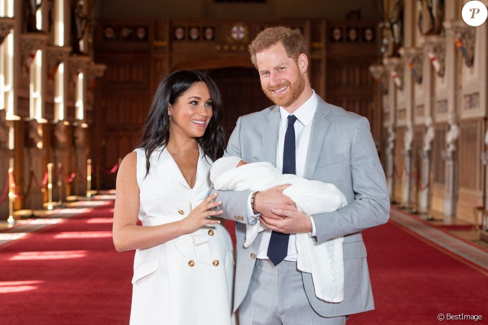 Le prince Harry et Meghan Markle, duc et duchesse de Sussex, présentent leur fils Archie dans le hall St George au château de Windsor le 8 mai 2019.