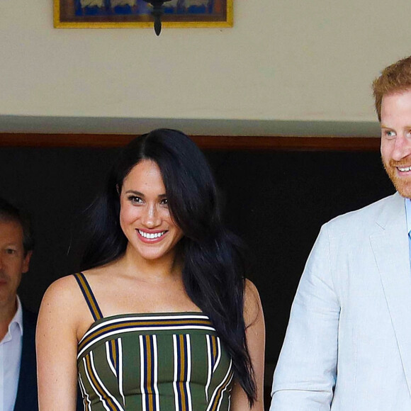 Le prince Harry, duc de Sussex, et Meghan Markle, duchesse de Sussex, lors d'une réception dans les jardins de la résidence du haut-commissaire britannique au Cap, Afrique du Sud, le 24 septembre 2019.