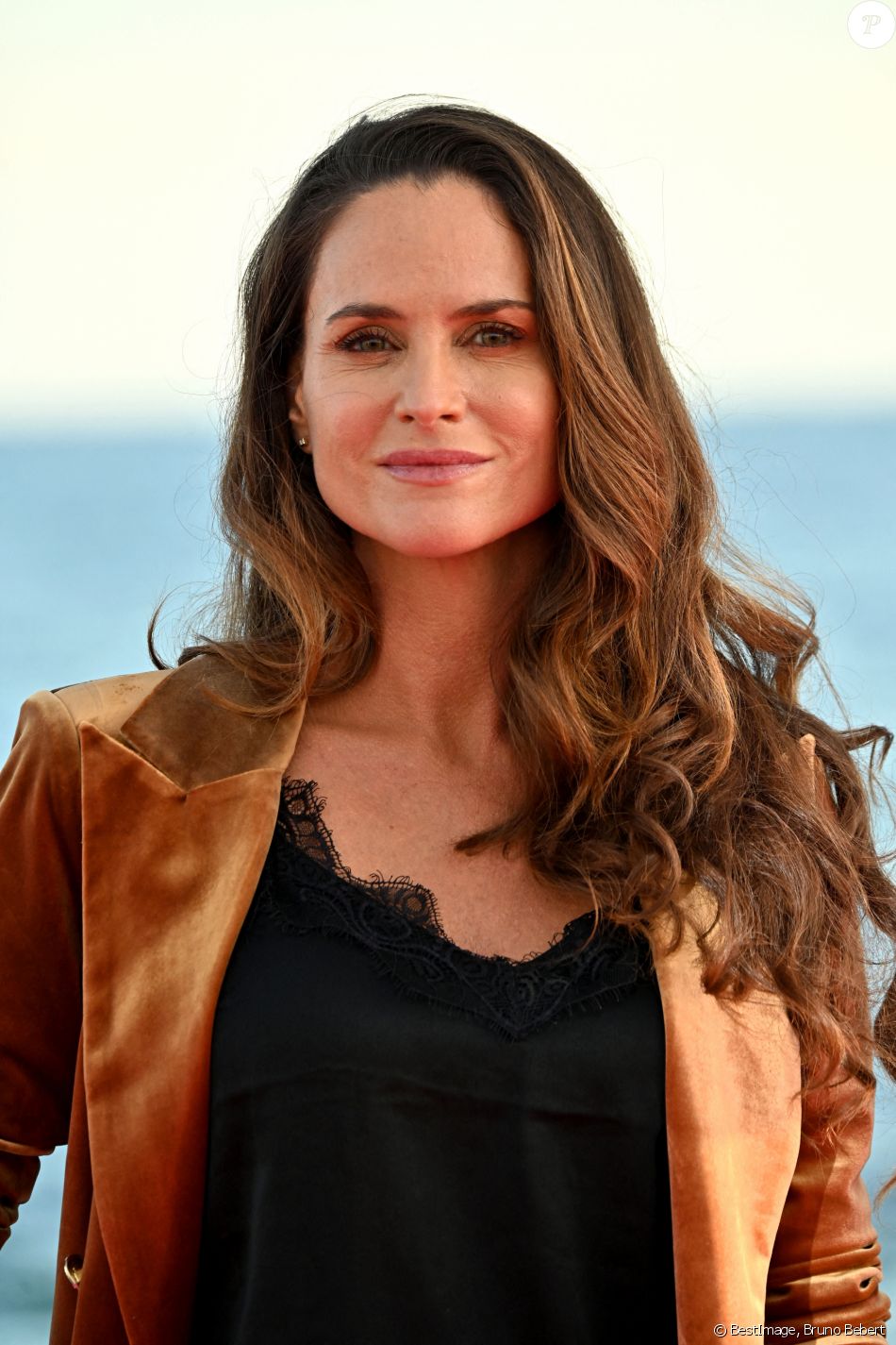 Carole Dechantre durant le photocall sur le ponton du Majectic pour la série "Les Mystères de l'Amour" dans le cadre de Canneseries saison 3 au Palais des Festivals à Cannes © Bruno Bebert / Bestimage