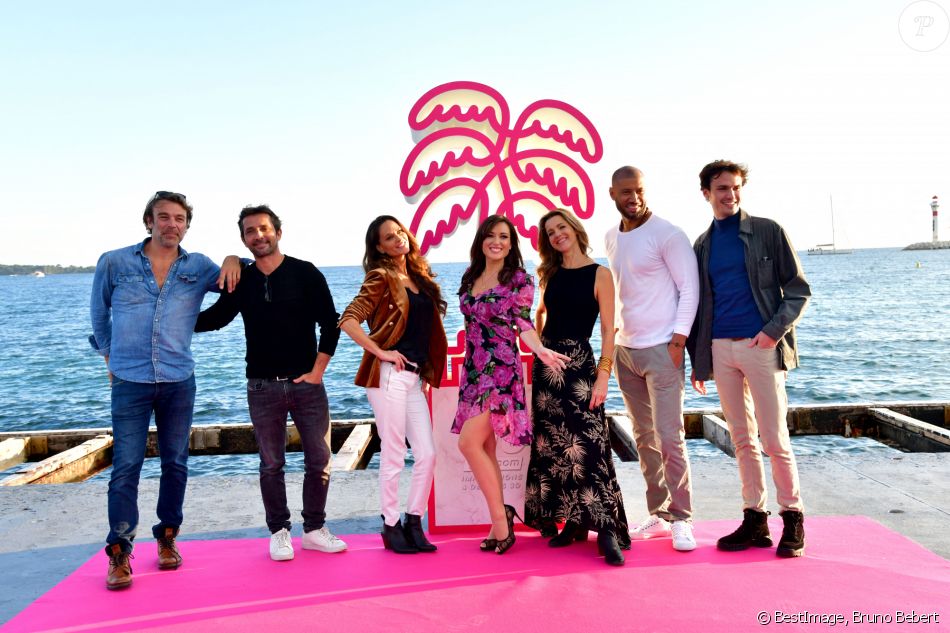 Patrick Puydebat, Sébastien Roch, Carole Dechantre, Elsa Esnoult, Laure Guibert, Sébastien Roch et Elliot Delage durant le photocall sur le ponton du Majectic pour la série "Les Mystères de l'Amour" dans le cadre de Canneseries saison 3 au Palais des Festivals à Cannes, le 10 octobre 2020. © Bruno Bebert / Bestimage