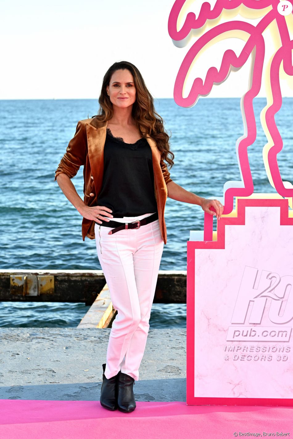 Carole Dechantre durant le photocall sur le ponton du Majectic pour la série "Les Mystères de l'Amour" dans le cadre de Canneseries saison 3 au Palais des Festivals à Cannes, le 10 octobre 2020. © Bruno Bebert / Bestimage