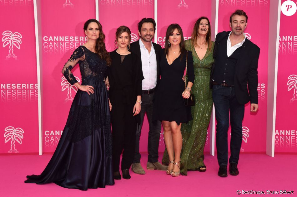 Carole Dechantre, Charlotte Marzo, Sébastien Roch, Elsa Esnoult, Laly Meignan et Patrick Puydebat de la série "Les mystères de l'amour" au photocall du deuxième jour de la 2ème édition du "Canneseries" au palais des Festivals à Cannes, France, le 6 avril 2019. © Bruno Bébert/Bestimage