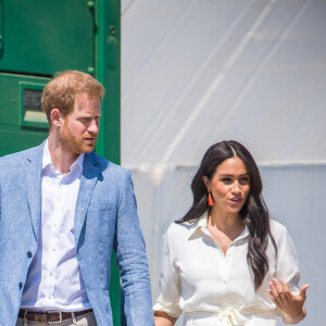 Le prince Harry, duc de Sussex, et Meghan Markle, duchesse de Sussex, visite l'association "Yes" (Youth Employment Service) qui oeuvre pour résoudre le problème du chômage des jeunes en Afrique du Sud. Johannesburg, le 2 octobre 2019.  Prince Harry and Meghan Markle, Duke and Duchess of Sussex, during a visit to a township to learn about Youth Employment Services (YES), which aims to tackle the critical issue of youth unemployment in South Africa by creating one million new work opportunities in the next three years 