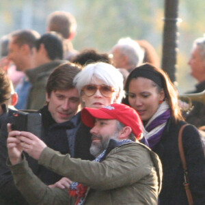 Françoise Hardy et son fils Thomas Dutronc se baladent le long des quais de l'Île Saint-Louis à Paris. Le 2 novembre 2016.