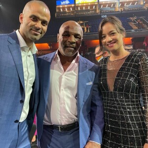 Tony Parker et Alizé Lim lors de la cérémonie Basket Hall Of Fame 2020, dans le Connecticut. Le couple pose avec Mike Tyson.