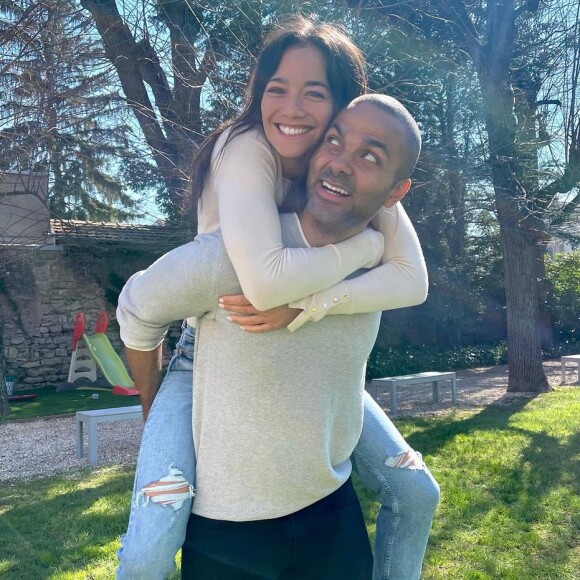 Tony Parker officialise son histoire d'amour avec la joueuse de tennis Alizé Lim sur Instagram le 21 mars 2021.