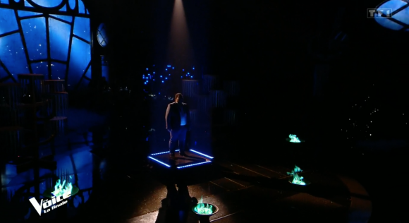 Cyprien (Amel Bent) chante "I have nothing" de Withney Houston lors de la finale de "The Voice" sur TF1 le samedi 15 mai 2021.