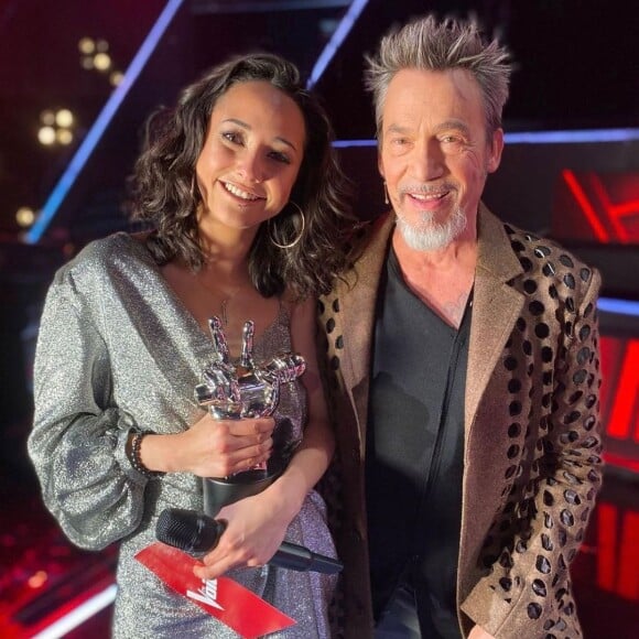 Marghe photographiée avec son coach Florent Pagny après sa victoire dans "The Voice" saison 10.