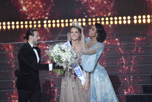 Amandine Petit, Miss Normandie, a été élue Miss France 2021 le 19 décembre 2020.