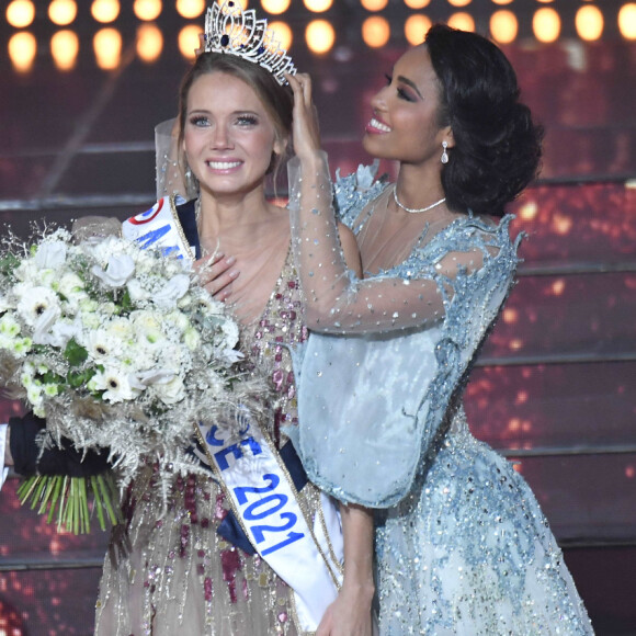 Amandine Petit, Miss Normandie, a été élue Miss France 2021 le 19 décembre 2020.