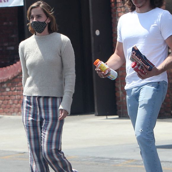 Emma Watson et son petit ami Leo Robinton quittent une pharmacie CVS à Los Angeles, le 15 mai 2021.