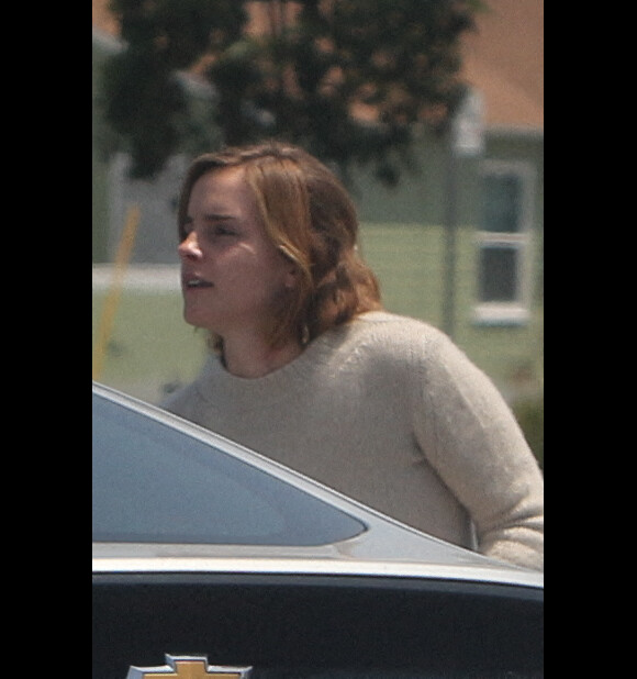 Emma Watson quitte une pharmacie CVS à Los Angeles, le 15 mai 2021.