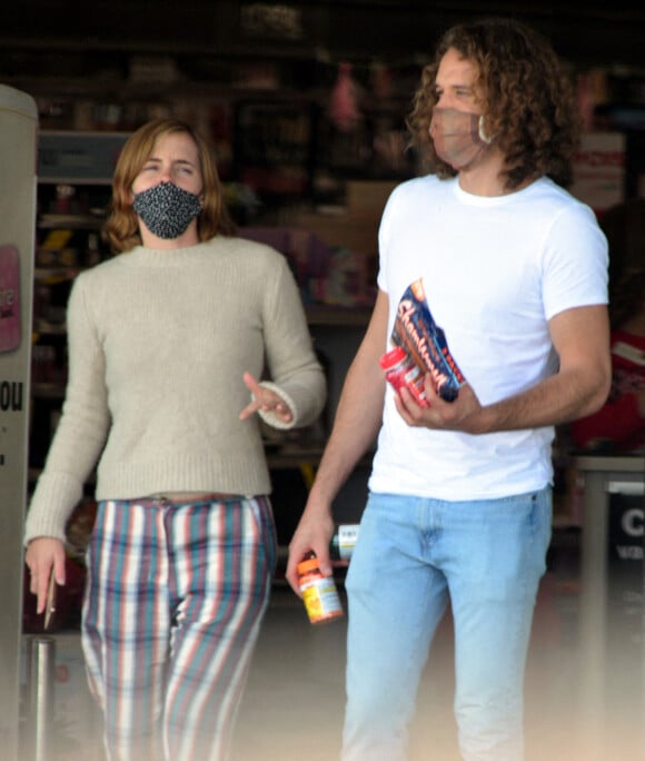 Emma Watson et son petit ami Leo Robinton quittent une pharmacie CVS à Los Angeles, le 15 mai 2021.