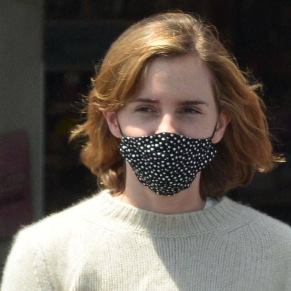 Emma Watson quitte une pharmacie CVS à Los Angeles, le 15 mai 2021.