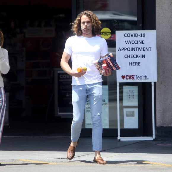 Emma Watson et son petit ami Leo Robinton quittent une pharmacie CVS à Los Angeles, le 15 mai 2021.