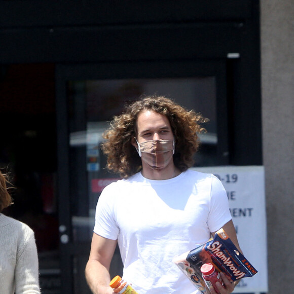 Emma Watson et son petit ami Leo Robinton quittent une pharmacie CVS à Los Angeles, le 15 mai 2021.