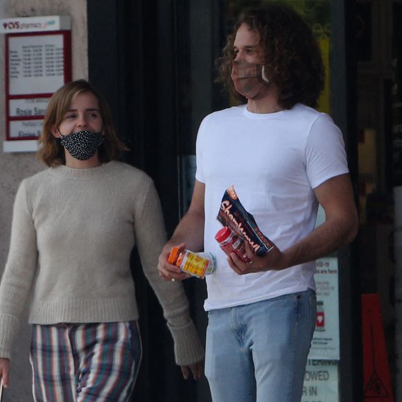 Emma Watson et son petit ami Leo Robinton quittent une pharmacie CVS à Los Angeles, le 15 mai 2021.