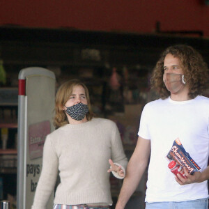 Emma Watson et son petit ami Leo Robinton quittent une pharmacie CVS à Los Angeles, le 15 mai 2021.