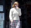 Emma Watson quitte une pharmacie CVS à Los Angeles, le 15 mai 2021.