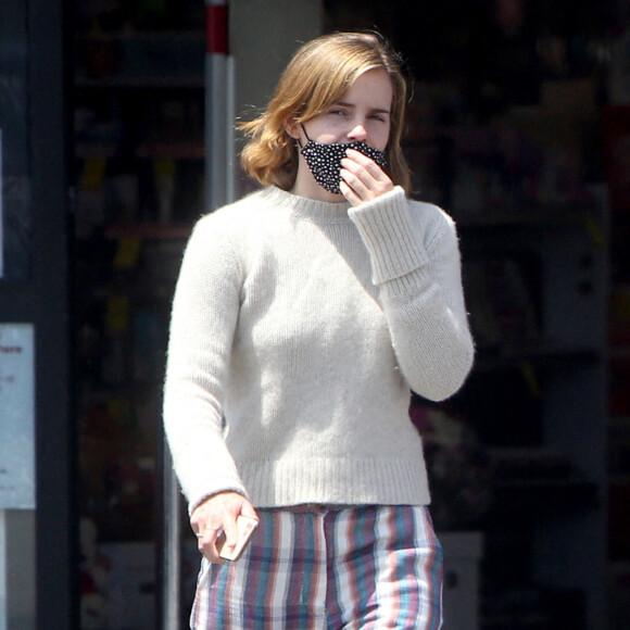 Emma Watson quitte une pharmacie CVS à Los Angeles, le 15 mai 2021.
