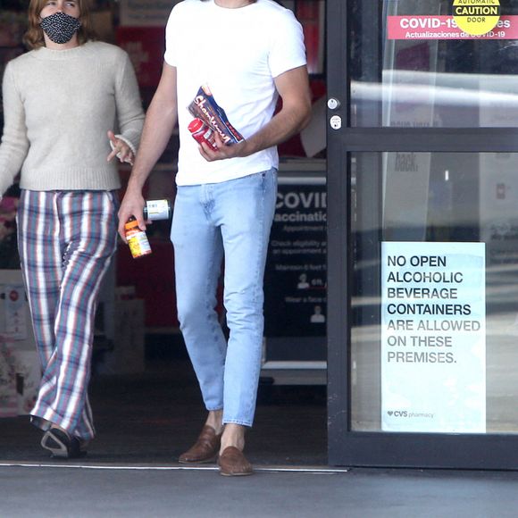 Emma Watson et son petit ami Leo Robinton quittent une pharmacie CVS à Los Angeles, le 15 mai 2021.