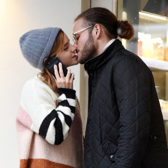 Exclusif - Emma Watson et son compagnon Leo Robinton ont fait une nouvelle rare apparition à deux.