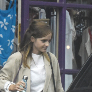 Exclusif - Emma Watson est allée faire du shopping dans le magasin de lingerie Tallulah à Londres, le 9 juillet 2020.