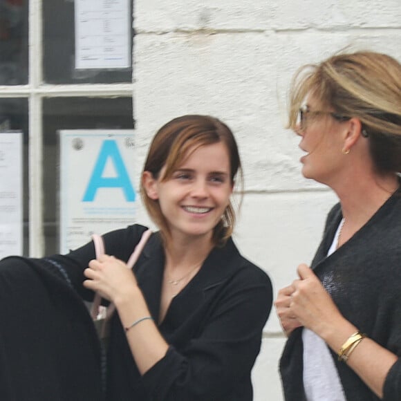 Exclusif - Emma Watson va prendre un café avec une amie au "Gjusta Cafe" à Venice. Los Angeles, le 16 juin 2019.