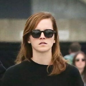 Exclusif - Emma Watson en train de se promener sur Abbot Kinney Boulevard à Los Angeles, le 12 juin 2019.