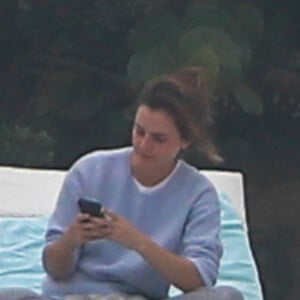 Exclusif - Emma Watson se relaxe en vacances sous le soleil de Cabo San Lucas au Mexique, le 3 juin 2019.